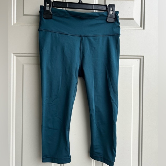 Athleta Pants - Athleta Accelerate Crop Leggings Size S Oceanic Teal Blue Workout/Yoga Pants